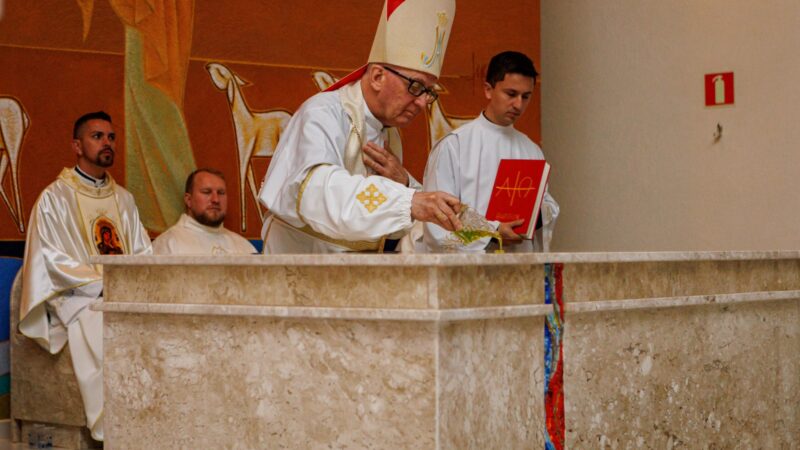 Em Castro, bispo preside a dedicação de igreja e de altar 
