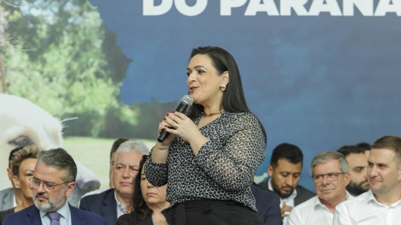 Elisangela representa prefeitos em evento de Ratinho para destinação de recursos para cidades