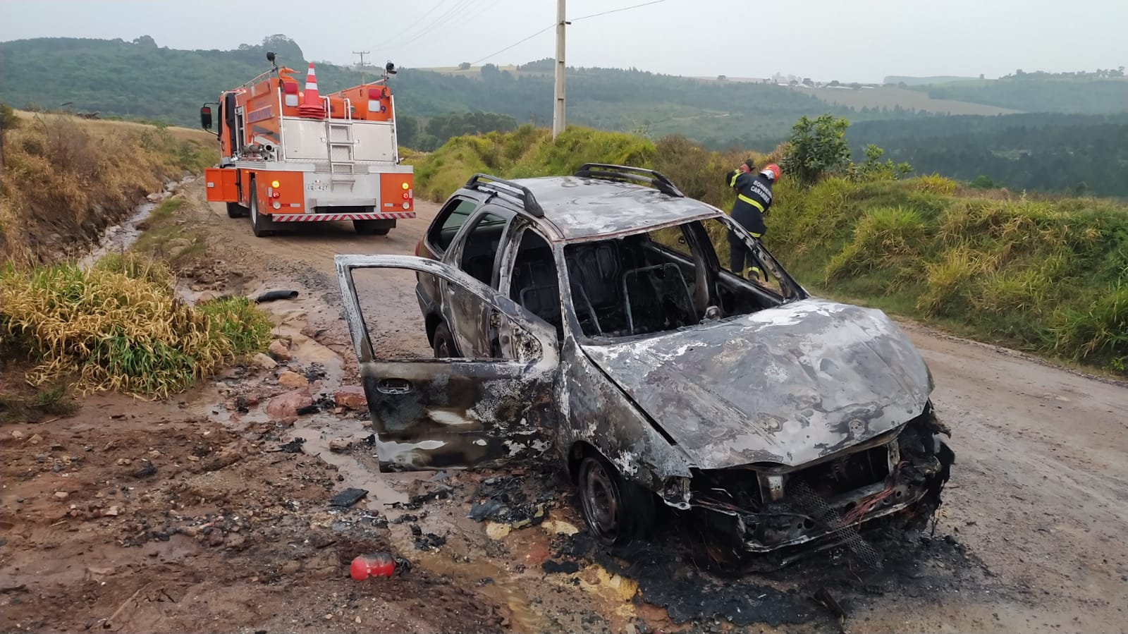 (Assista ao vídeo) Carro é consumido por incêndio em estrada rural de Carambeí