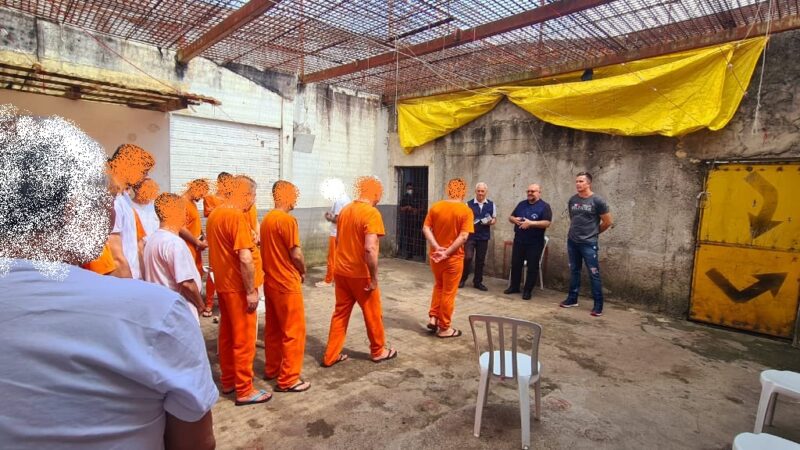 Gideões visitam custodiados da Cadeia Pública de Castro