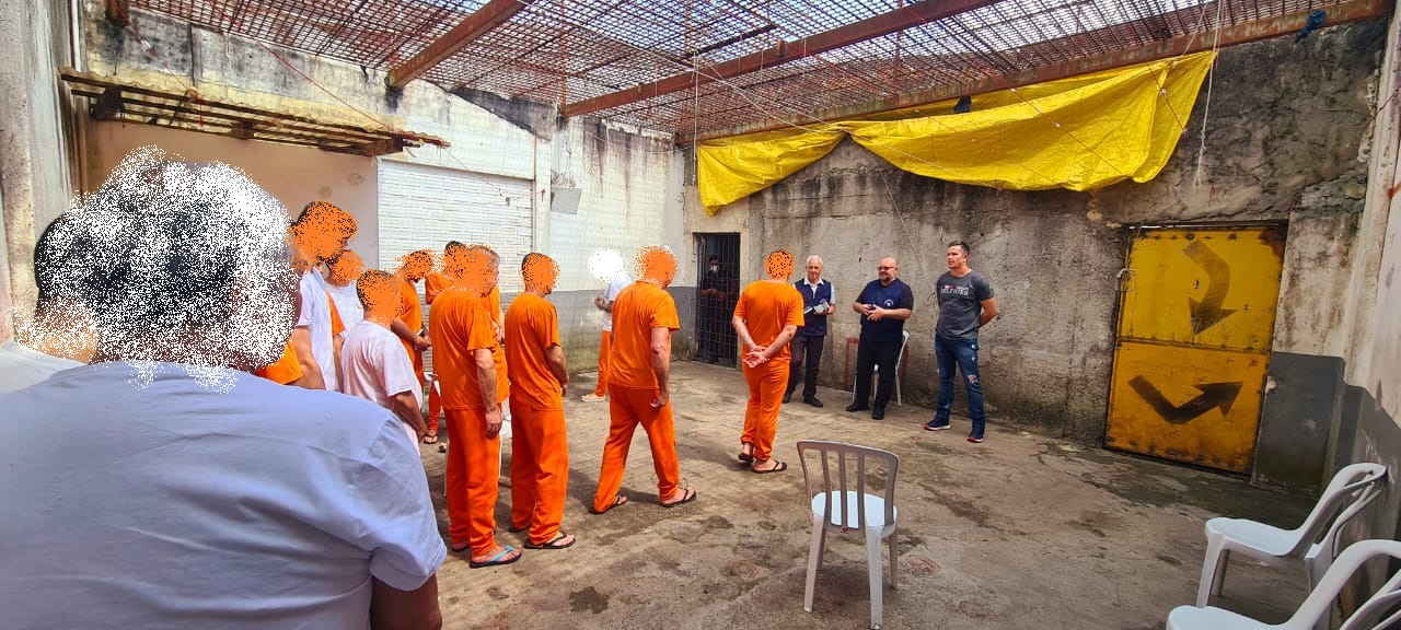 Gideões visitam custodiados da Cadeia Pública de Castro