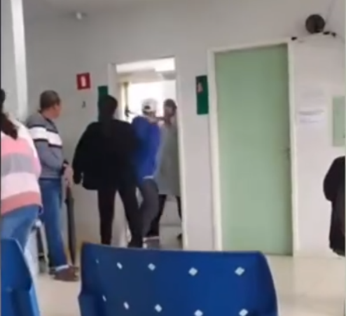 (Assista ao vídeo) Homem agride médico com martelo em posto de saúde