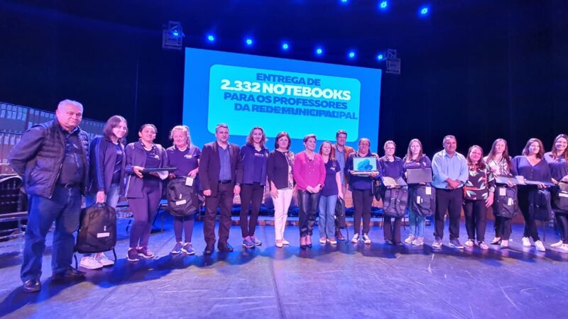 Prefeita entrega notebooks para 2.332 professores da Rede Municipal