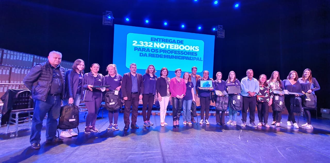 Prefeita entrega notebooks para 2.332 professores da Rede Municipal