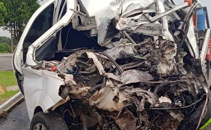 Condutor de Uno morre ao bater seu veículo em caminhão