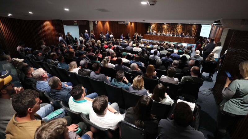 Governo do Paraná participa de audiência pública para discutir situação do setor leiteiro