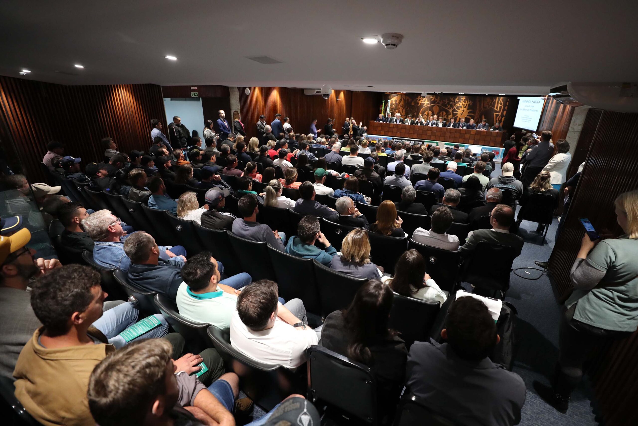 Governo do Paraná participa de audiência pública para discutir situação do setor leiteiro