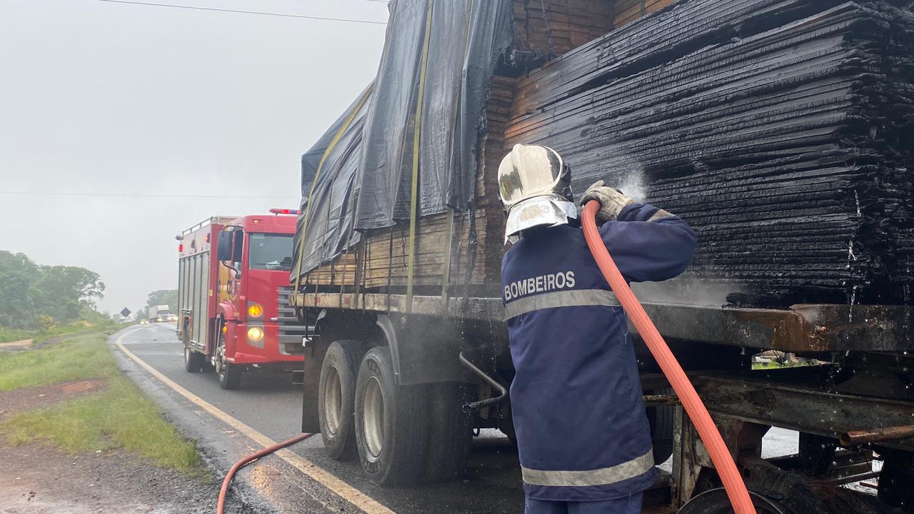 Carga de madeira em carreta é parcialmente queimada em rodovia