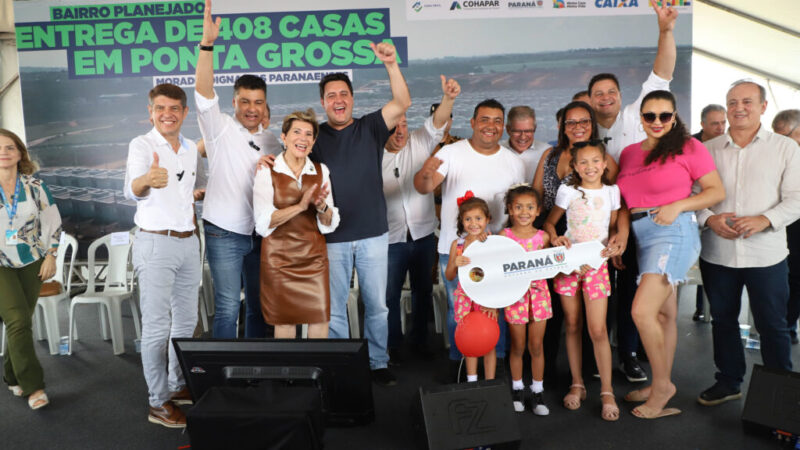Ratinho Junior entrega casas próprias para 408 famílias de Ponta Grossa