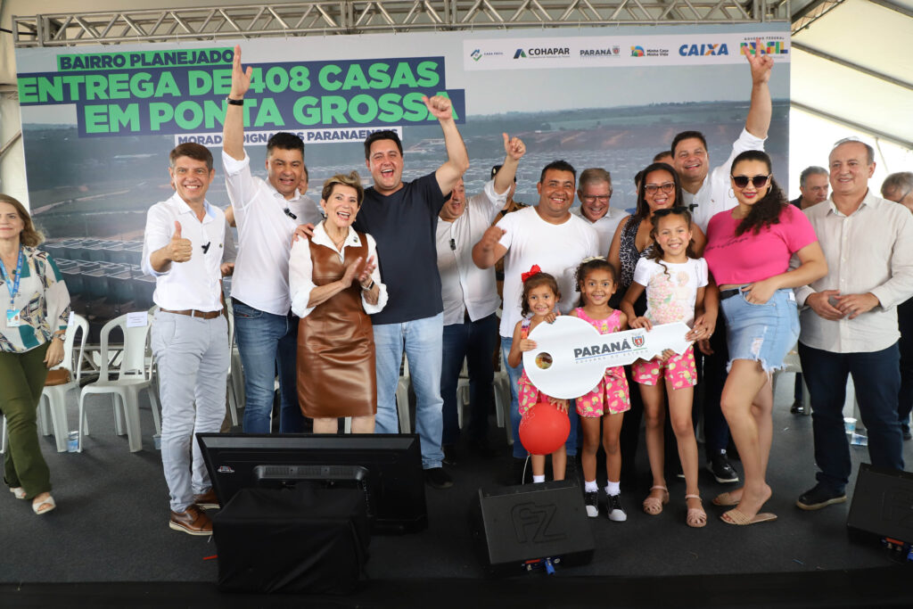 Ratinho Junior entrega casas próprias para 408 famílias de Ponta Grossa
