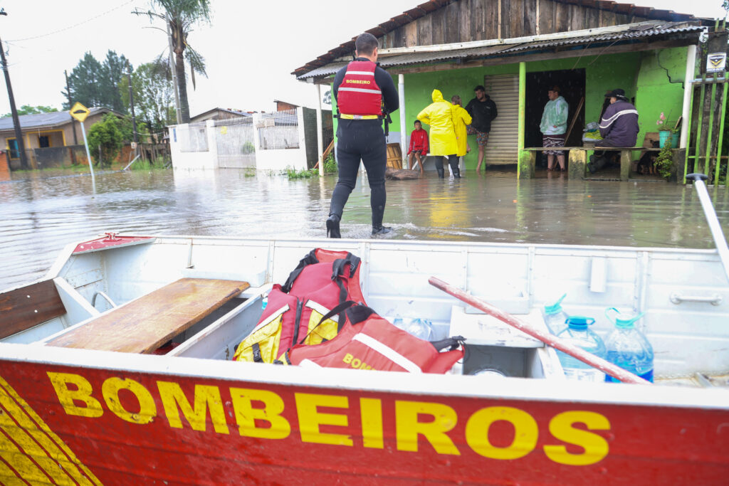 Estado auxilia na entrega de mantimentos e atendimentos a famílias ilhadas em São Mateus do Sul