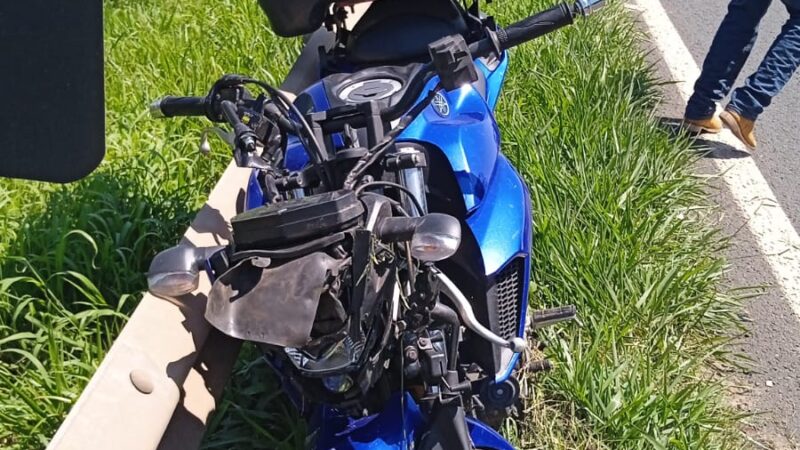 Jovem se fere ao colidir motocicleta com defensa metálica