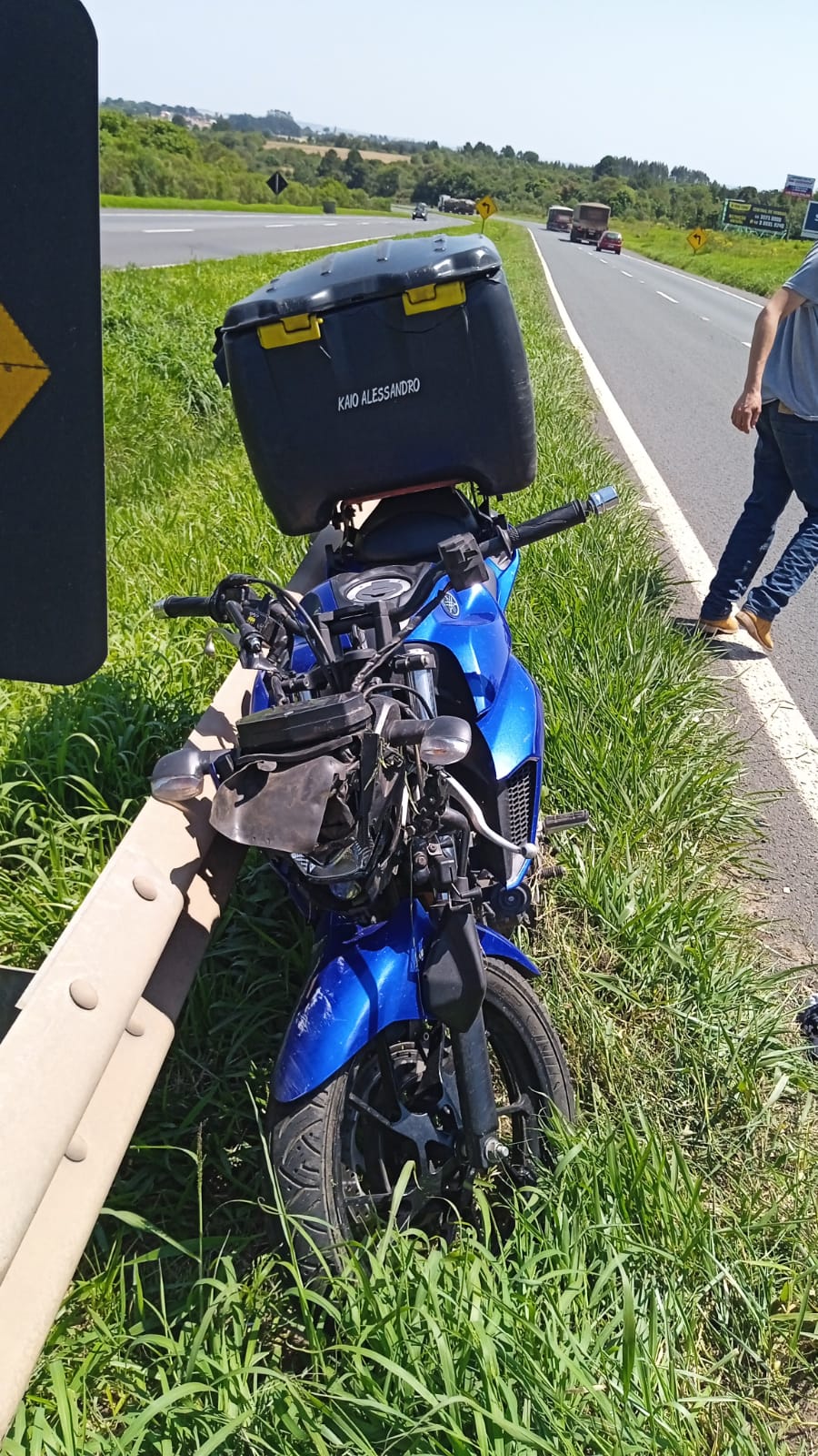 Jovem se fere ao colidir motocicleta com defensa metálica
