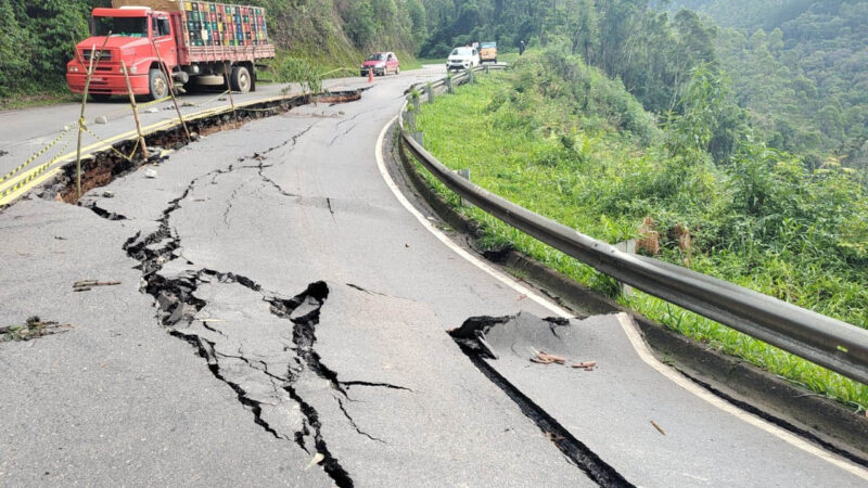 Rodovia entre Rio Branco do Sul e Cerro Azul tem bloqueio total