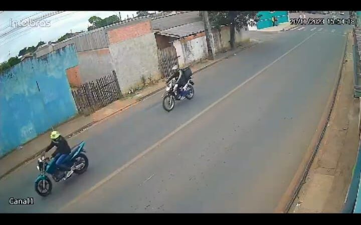 (ASSISTA AO VÍDEO DO FURTO) Moto é furtada por dupla em plena luz do dia, na Vila Rio Branco