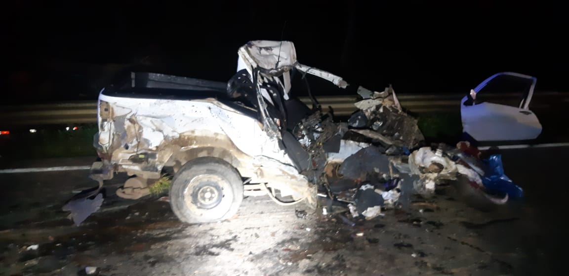 Duas pessoas morrem em acidente após tentarem desviar caminhonete de caminhão em rodovia da região