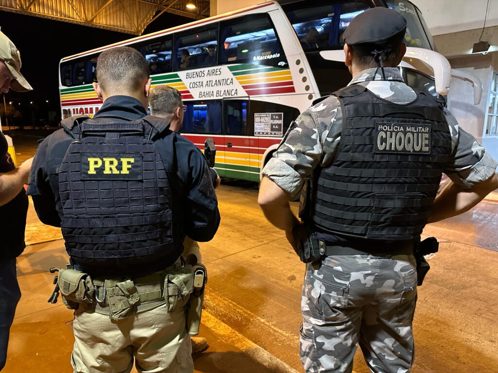(Assista ao vídeo) PRF fiscaliza ônibus com torcedores argentinos que cruzaram a fronteira em Foz do Iguaçu