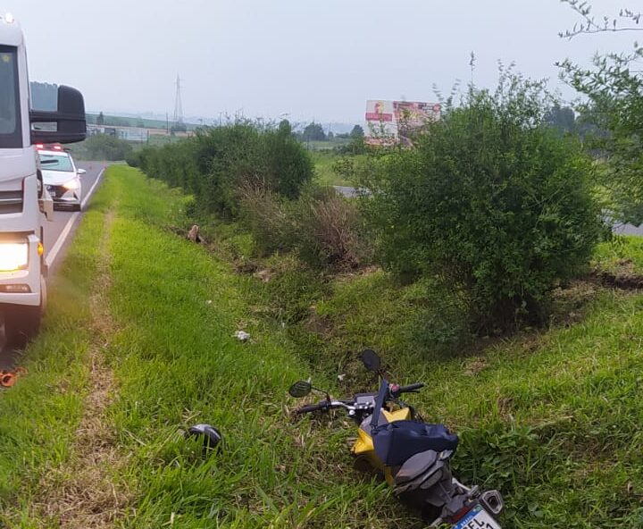 Motociclista sofre queda e se fere em Carambeí