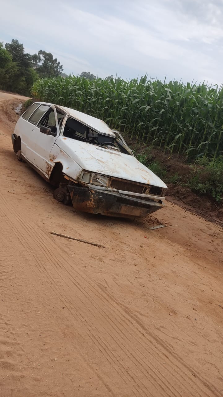 Carro é encontrado depenado em área rural de Carambeí