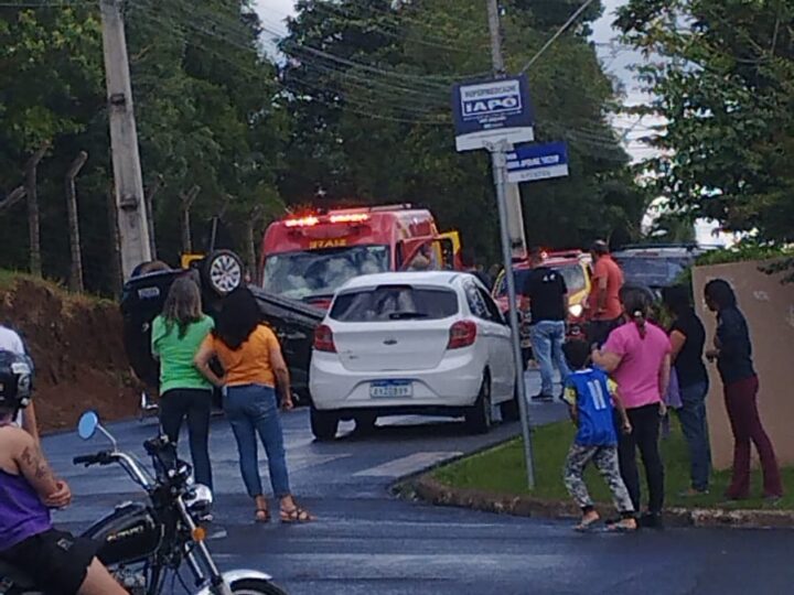 Condutor se envolve em capotamento na rua São Tomé, entre as vilas Santa Cruz e Rosário