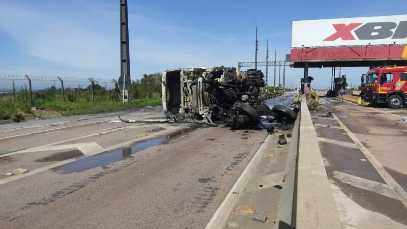 Motorista morre após caminhão tombar e pegar fogo