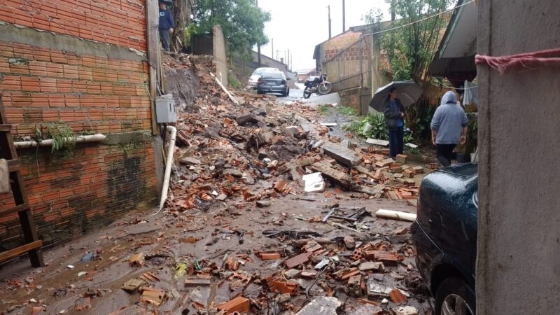 (Assista aos vídeos) Chuvas intensas causam danos em rua do Boqueirão