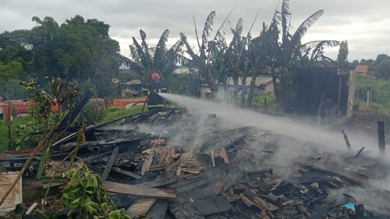 IMAGENS: Em Carambeí, casa de madeira entra em chamas e tem perca total