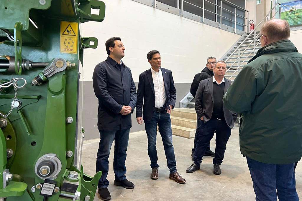 Ratinho Junior visita a Krone, empresa que inaugurou centro de treinamento em Castro
