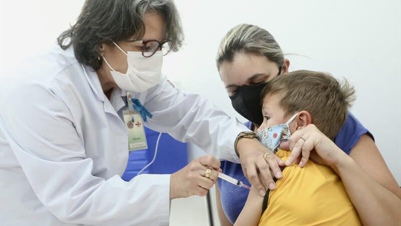 Vacina contra Covid-19 passa a fazer parte do calendário vacinal da criança em 2024