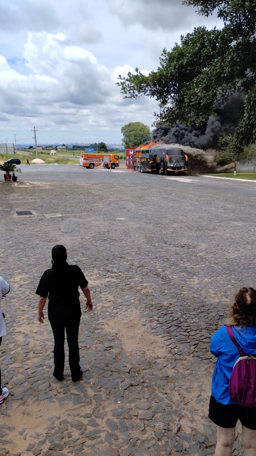 (Assista ao vídeo) Ônibus pega fogo em pátio de posto de combustíveis, em Carambeí