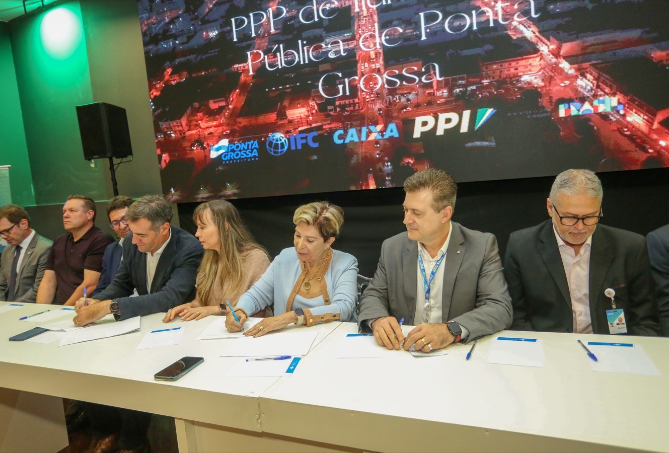 Prefeita Elizabeth assina contrato para modernizar serviço de iluminação pública em Ponta Grossa