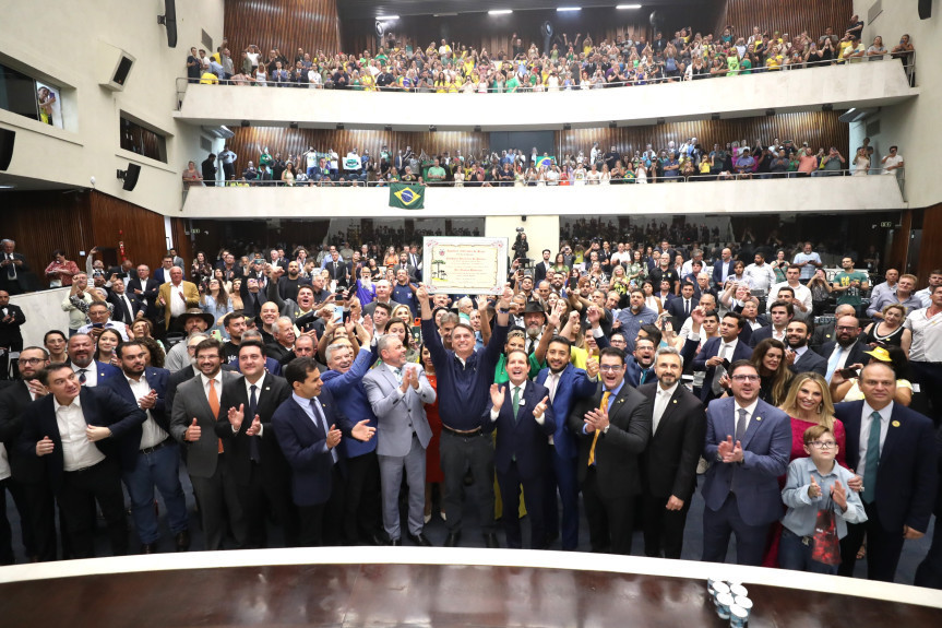 Jair Bolsonaro recebe o título de cidadania honorária do Paraná
