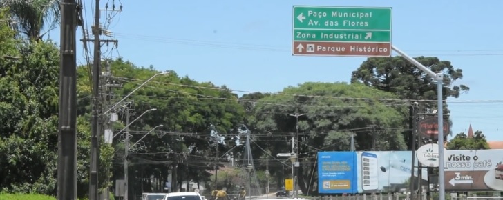 Carambeí instala placas de sinalização turística e de serviços na Avenida dos Pioneiros