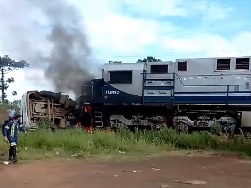 (Assista ao vídeo) Caminhão colide com trem e acaba tomado por chamas