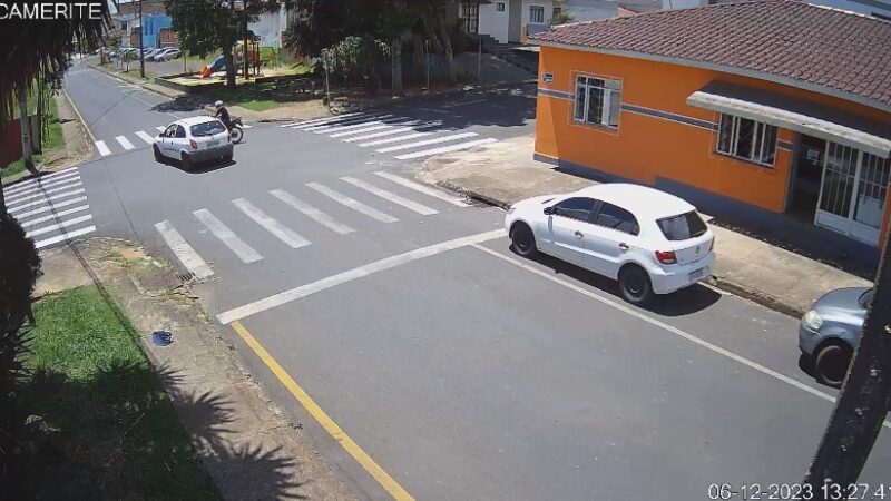 (ASSISTA AO VÍDEO) Colisão entre carro e moto é registrada no centro de Carambeí