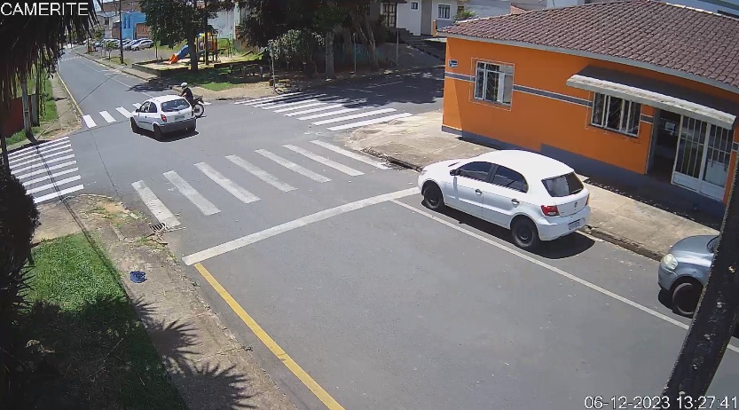 (ASSISTA AO VÍDEO) Colisão entre carro e moto é registrada no centro de Carambeí