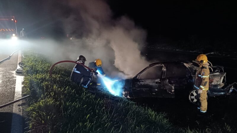 Veículo entra em chamas após possível acidente na PR-151, em Carambeí