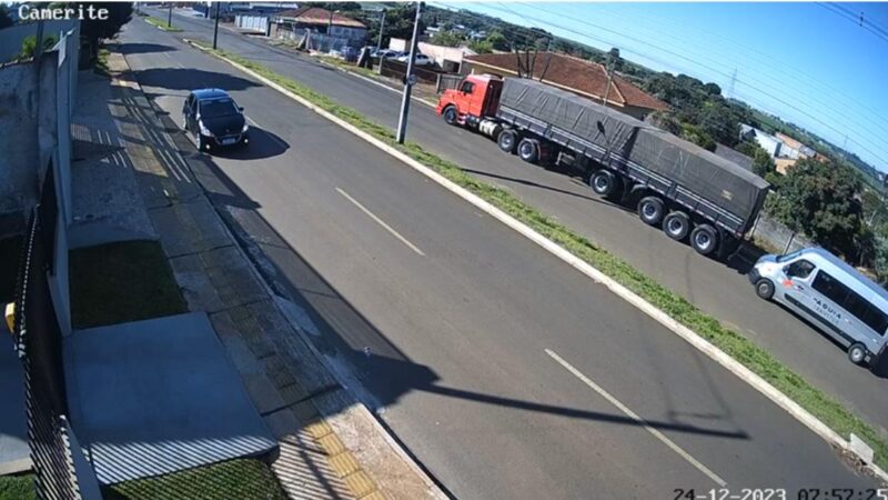 (ASSISTA AO VÍDEO) Câmera flagra colisão de van com caminhão estacionado