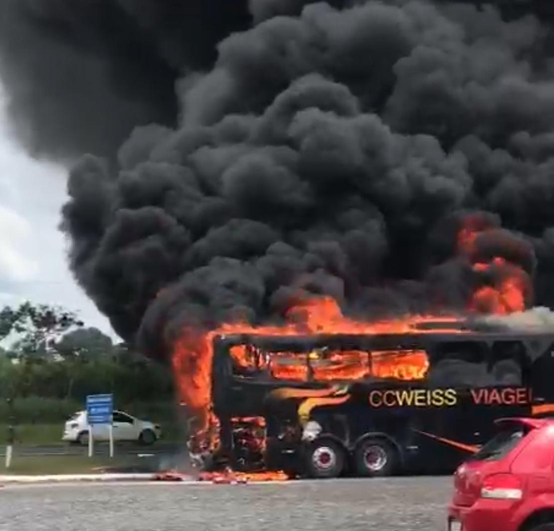 Vídeo mostra dimensão de incêndio que atingiu ônibus em Carambeí