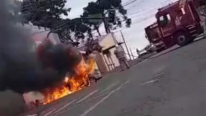 (Assista ao vídeo) Motorista bate carro em poste e pega fogo