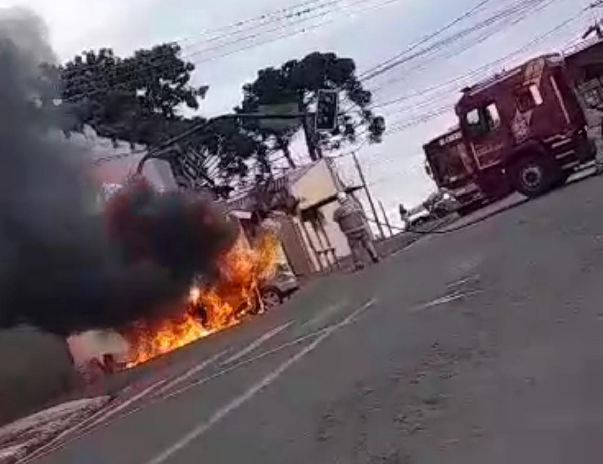 (Assista ao vídeo) Motorista bate carro em poste e pega fogo