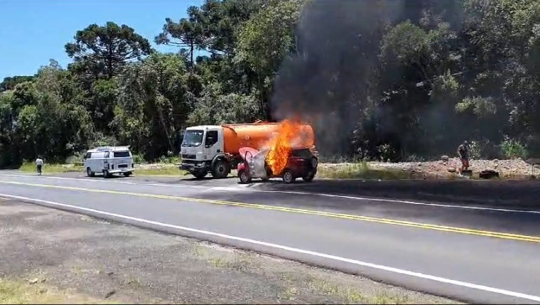 (Assista ao vídeo) Carro é tomado pelas chamas na PR-151