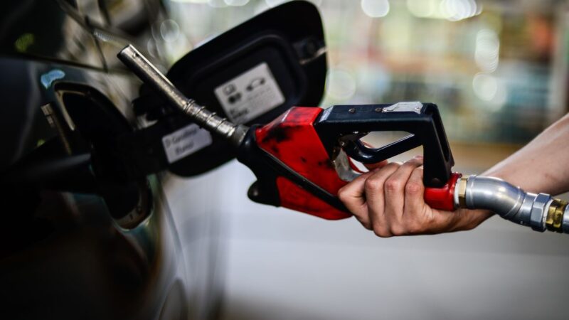 Petrobras reduz preço do diesel às distribuidoras na sexta-feira