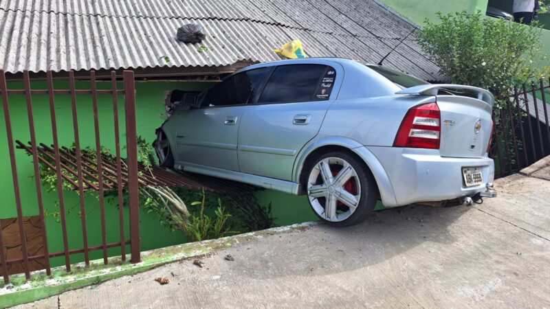 Carro invade residência em bairro de Carambeí