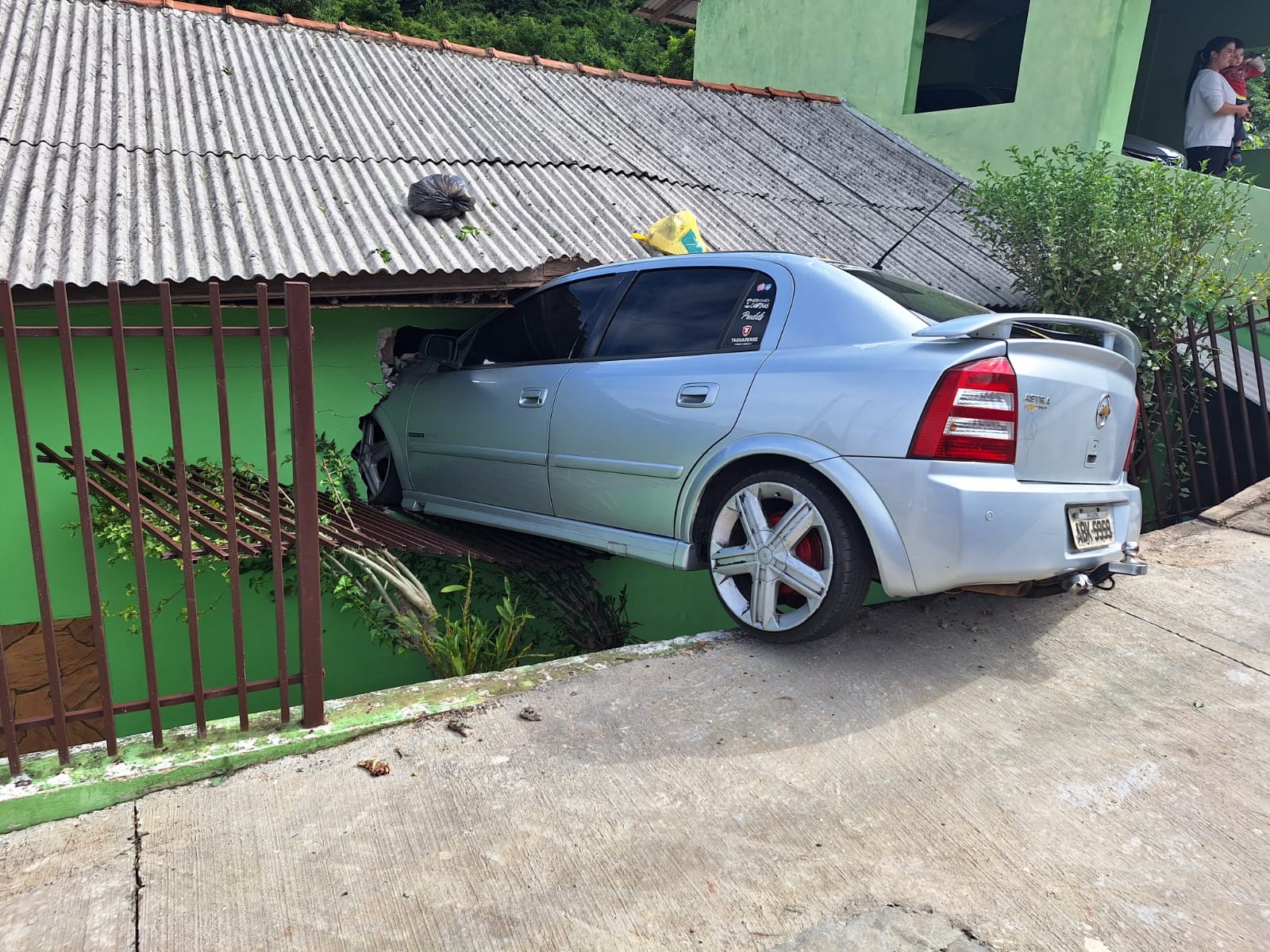 Carro invade residência em bairro de Carambeí