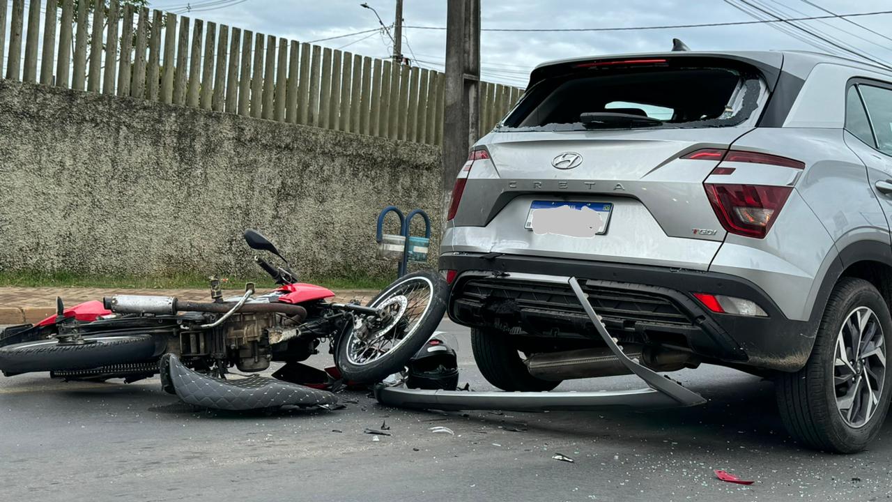 Acidente entre carro e motocicleta mobiliza ambulância na Avenida dos Pioneiros