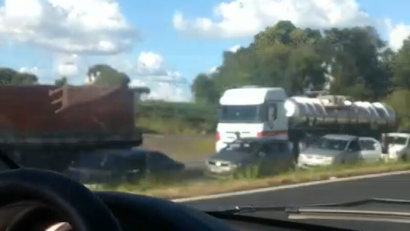 (Assista ao Vídeo)Enorme fila de veículos na PR-151 na operação de remoção de caminhões acidentados