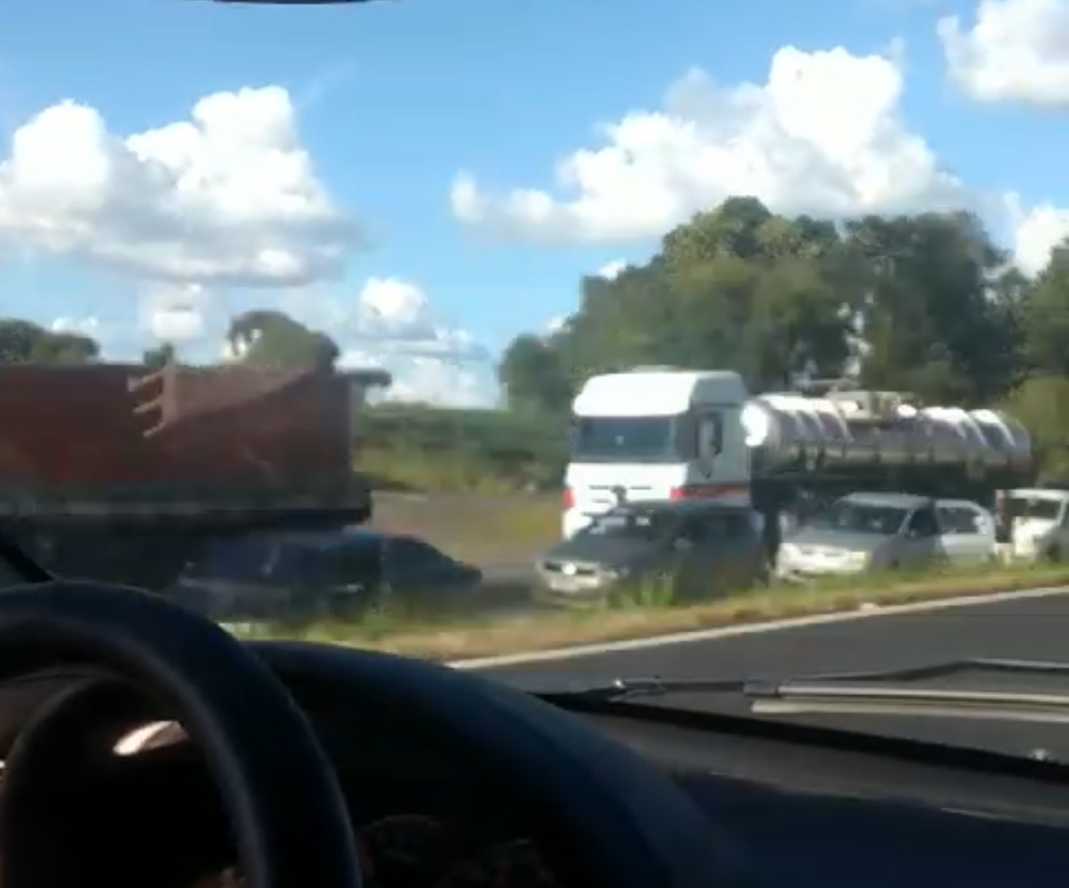 (Assista ao Vídeo)Enorme fila de veículos na PR-151 na operação de remoção de caminhões acidentados