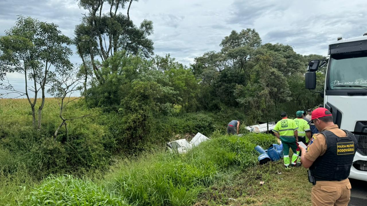 Tombamento de caminhão é registrado pela polícia na PR-151, entre Carambeí e Castro
