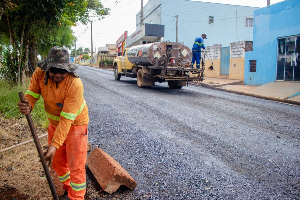Prefeitura de Tibagi inicia aplicação de asfalto em Caetano Mendes